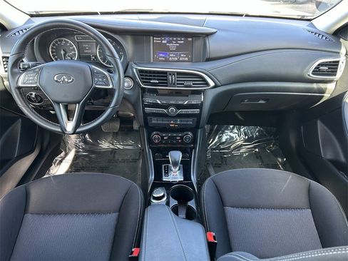 Certified 2018 INFINITI QX30 LUXE image 16