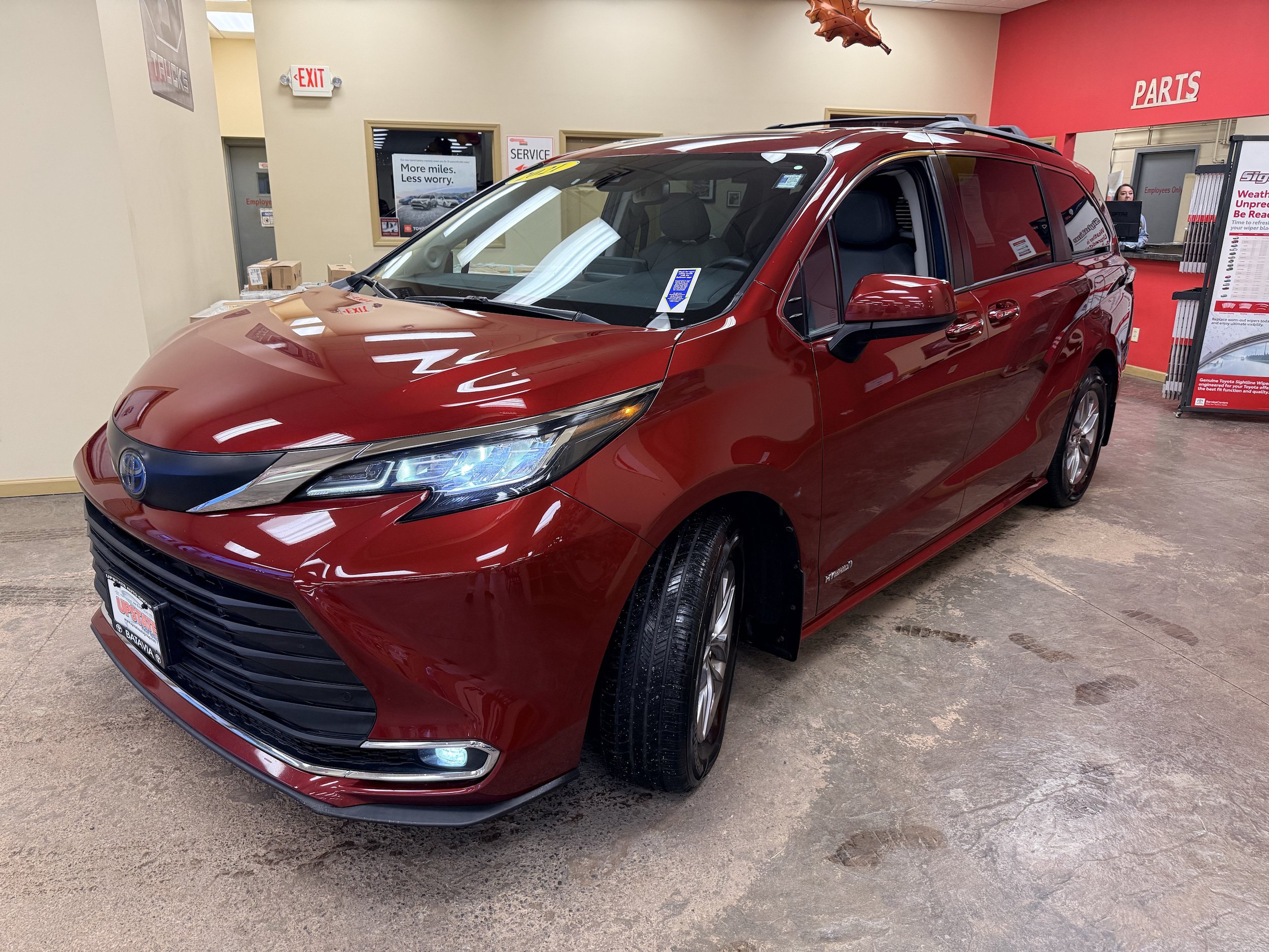 Used 2021 Toyota Sienna XLE w/ XLE Plus Package FWD image 3