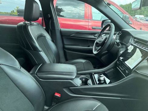 Used 2025 Jeep Grand Cherokee L Altitude RWD image 3