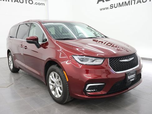 Used 2023 Chrysler Pacifica Touring-L AWD/4WD image 2