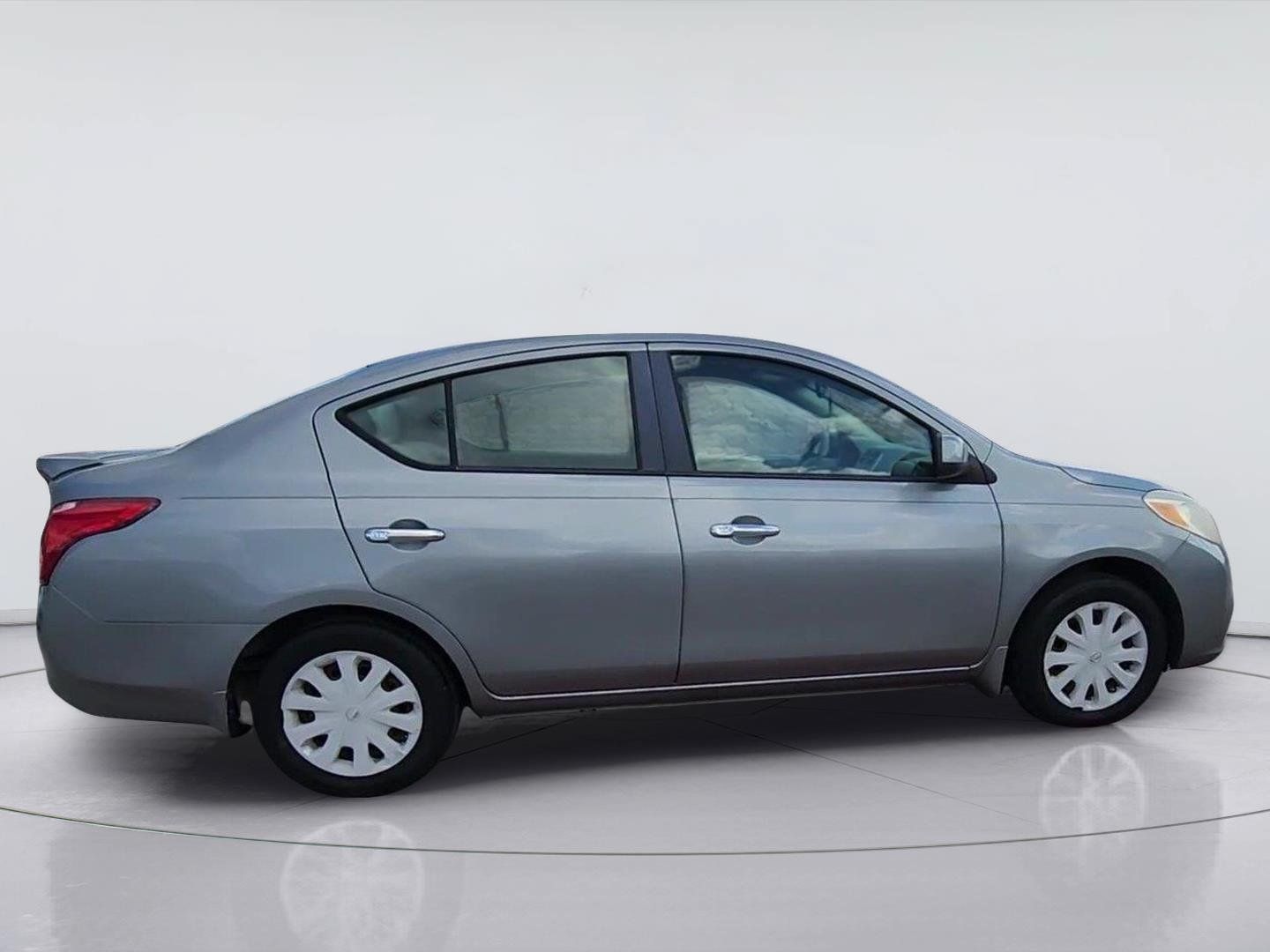 Used 2014 Nissan Versa SV FWD image 7