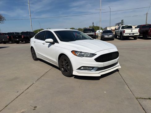 Used 2018 Ford Fusion SE w/ Equipment Group 201A image 4