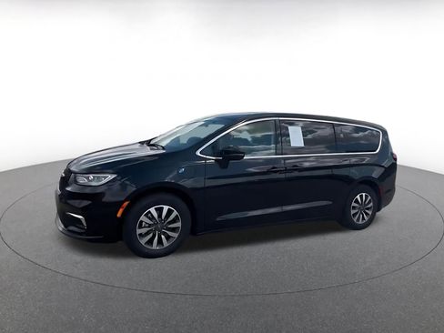 Used 2023 Chrysler Pacifica Touring-L FWD image 8