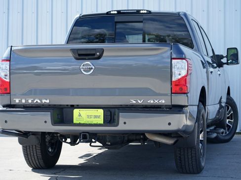 Used 2021 Nissan Titan SV w/ SV Convenience Package image 4