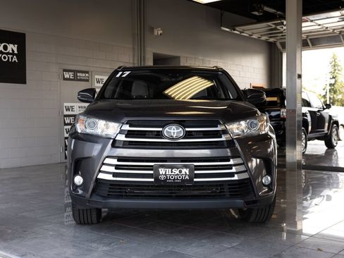 Used 2017 Toyota Highlander XLE AWD/4WD image 3
