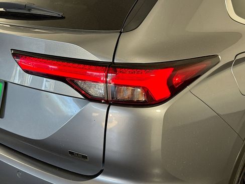 Used 2023 Mitsubishi Outlander SE image 34