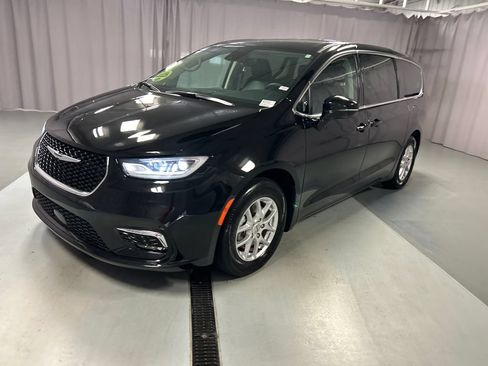 Used 2024 Chrysler Pacifica Touring-L w/ Uconnect Theater Family Group FWD image 3