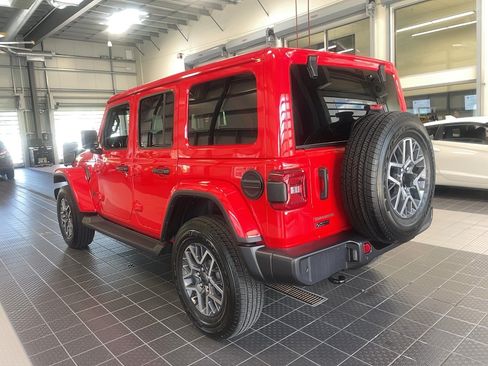 Used 2025 Jeep Wrangler Unlimited Sahara AWD/4WD image 21