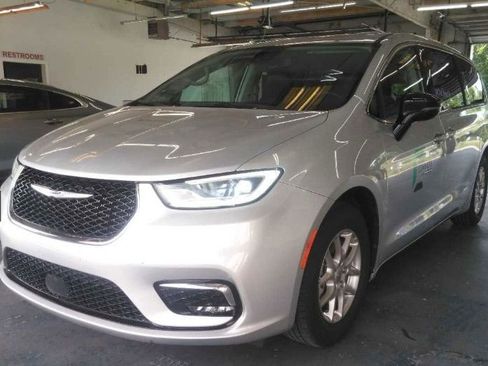 Used 2024 Chrysler Pacifica Touring-L FWD image 1