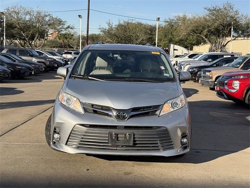 Used 2020 Toyota Sienna XLE image 2