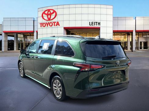 Used 2021 Toyota Sienna XLE image 6