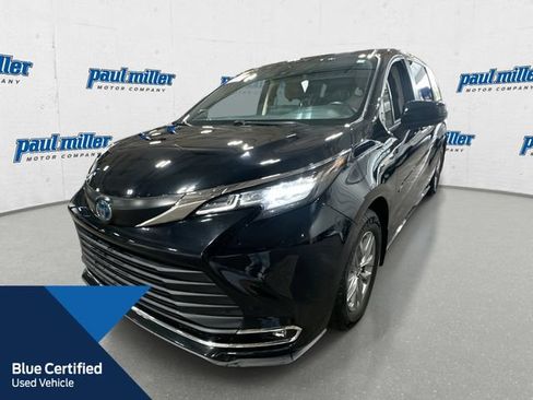 Used 2022 Toyota Sienna XLE FWD image 1