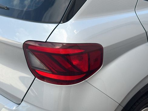 Used 2021 Hyundai Venue SE FWD image 24