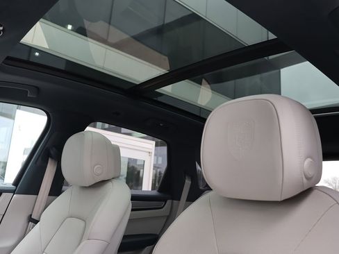 Used 2022 Porsche Cayenne Platinum Edition image 11