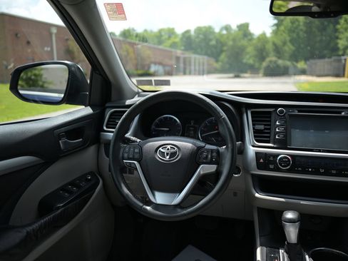 Used 2015 Toyota Highlander XLE AWD/4WD image 22