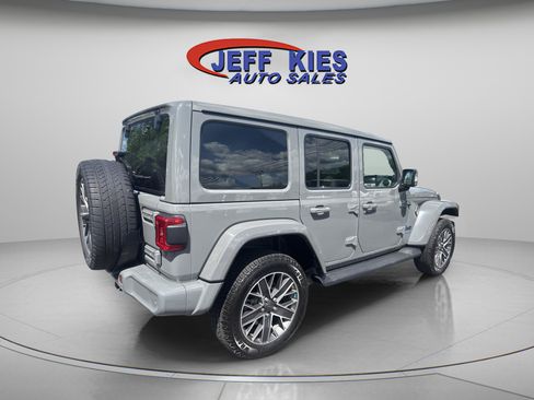Used 2022 Jeep Wrangler Unlimited Sahara AWD/4WD image 5