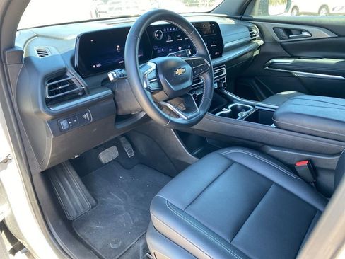 Used 2025 Chevrolet Traverse LT image 6