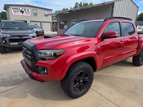 Used 2017 Toyota Tacoma TRD Sport w/ Premium & Technology Package AWD/4WD image 2