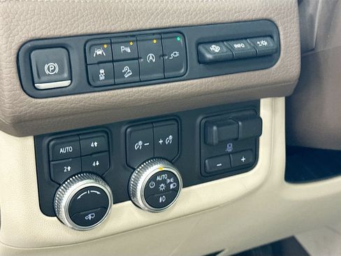 Used 2021 GMC Yukon XL Denali w/ Denali Ultimate Package AWD/4WD image 10