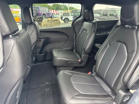 New 2026 Chrysler Pacifica Select FWD image 7