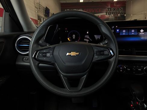 Used 2025 Chevrolet Trax LT FWD image 31