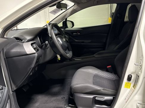 Used 2020 Toyota C-HR LE FWD image 19