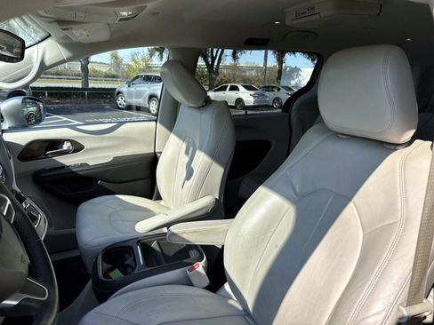 Used 2017 Chrysler Pacifica Touring-L image 11