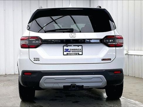 Certified 2025 Honda Pilot TrailSport image 4