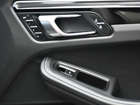 Certified 2024 Porsche Macan AWD/4WD image 43