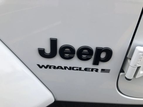 Used 2025 Jeep Wrangler Unlimited Sahara AWD/4WD image 27