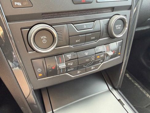 Used 2018 Ford Explorer XLT w/ Equipment Group 202A AWD/4WD image 15