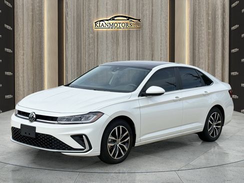 Used 2025 Volkswagen Jetta SE FWD image 4