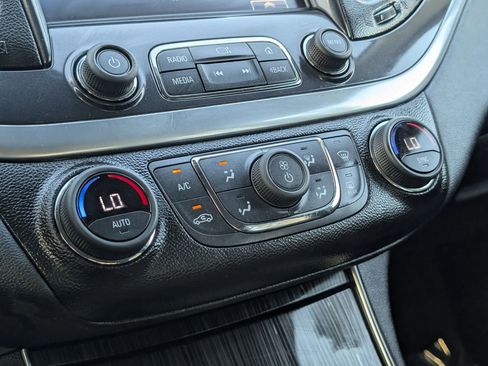 Used 2019 Chevrolet Impala LT FWD image 30