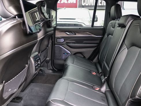 Used 2023 Jeep Grand Cherokee Overland w/ Advanced Protech Group III AWD/4WD image 18