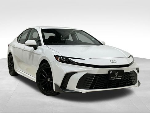 Used 2025 Toyota Camry SE image 1