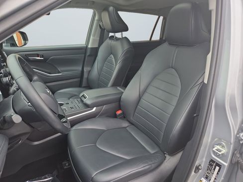 Used 2021 Toyota Highlander XLE image 9