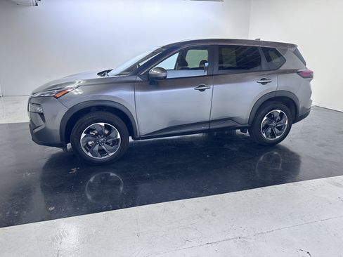 Used 2024 Nissan Rogue SV AWD/4WD image 9