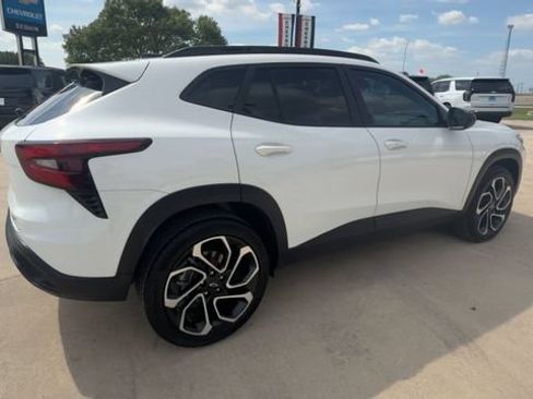 Certified 2025 Chevrolet Trax RS w/ Sunroof Package FWD image 8