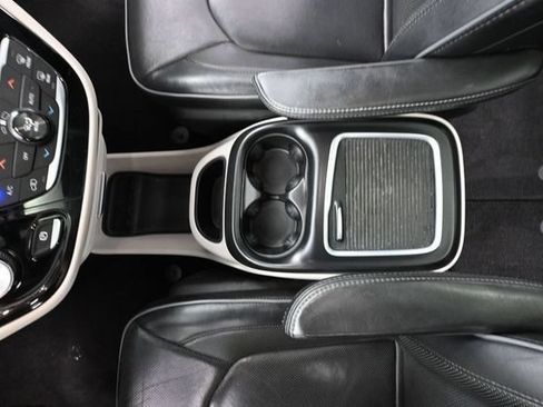 Used 2018 Chrysler Pacifica Limited FWD image 35