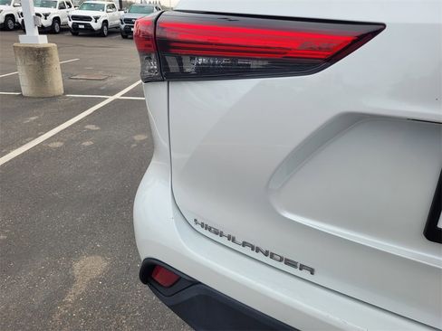 Used 2023 Toyota Highlander XLE image 6