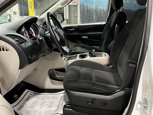 Used 2016 Dodge Grand Caravan SXT w/ Rear Park Assist Package image 10