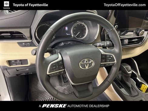 Used 2023 Toyota Highlander XLE image 31