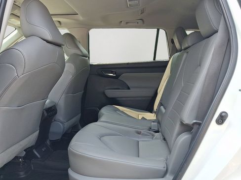 Used 2023 Toyota Highlander XLE AWD/4WD image 8