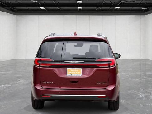 Used 2022 Chrysler Pacifica Limited FWD image 4