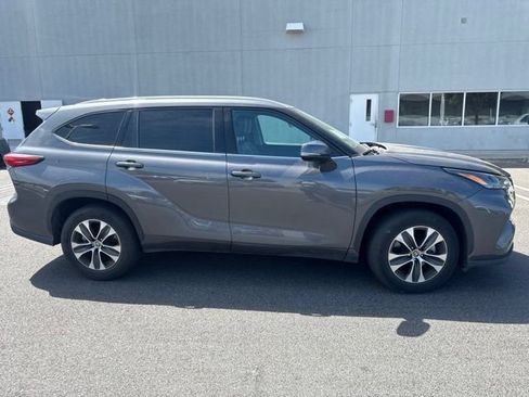Used 2022 Toyota Highlander XLE FWD image 1