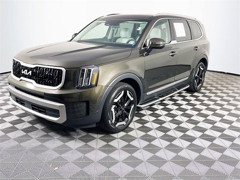 Used 2023 Kia Telluride EX w/ EX Captain's Chair Package image 4