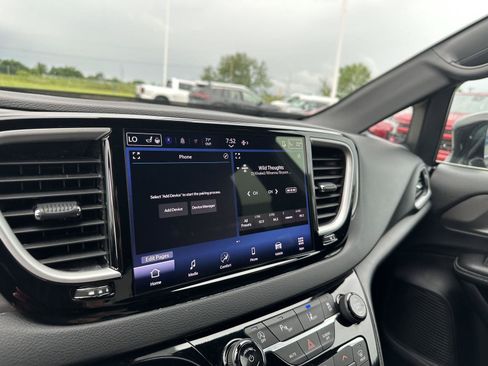 Used 2025 Chrysler Pacifica Select FWD image 28