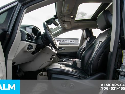 Used 2017 Chrysler Pacifica Limited image 11
