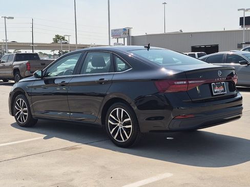 Used 2025 Volkswagen Jetta SE FWD image 4
