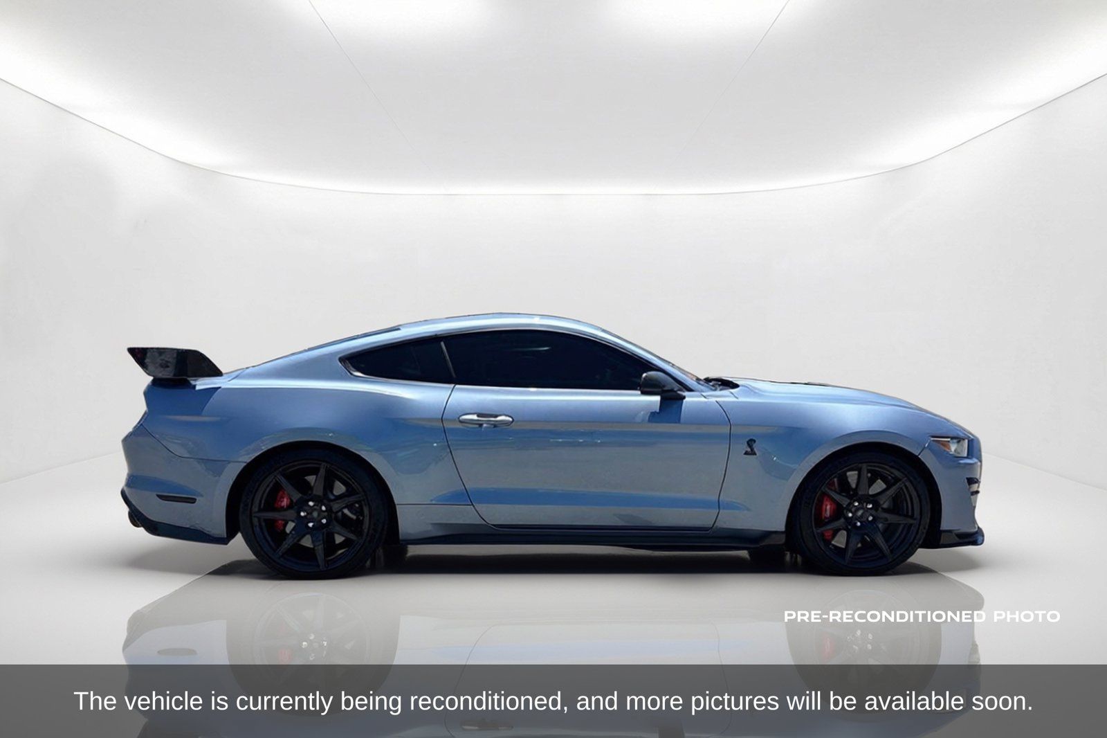 Used 2022 Ford Mustang Shelby GT500 w/ Carbon Fiber Track Pack RWD image 4